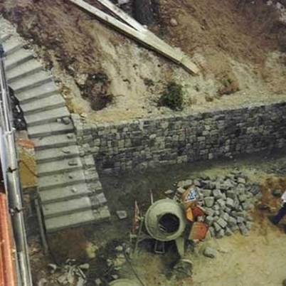 Brostensmur i slidte nordiske brosten - under opbygning