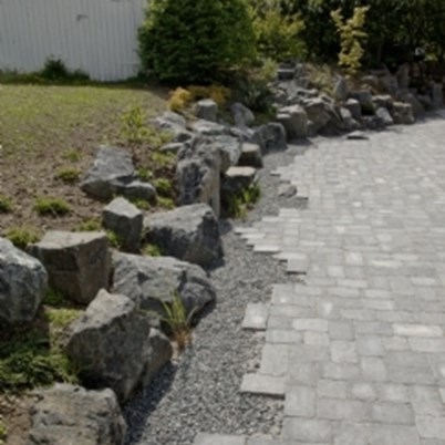 Norske sten anbragt som mur, kaldet dekorativ granitmur