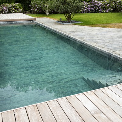 Plank i natursten fra serien Kongsberg i og omkring Naturpool - granitleverandør Høchendorf granit