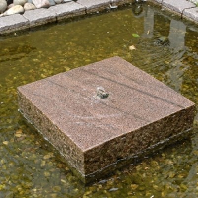 Vandanlæg med kubisk formet granitblok med sleben